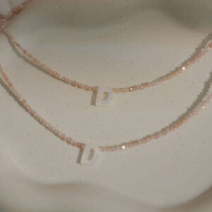 COLLAR PIEDRA CIRCONITAS COLOR BEIGE 2MM CON LETRA NACAR