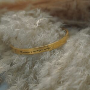 BRAZALETE CON GRABADO DORADO