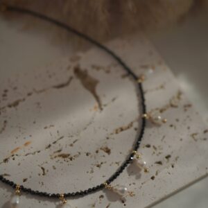 COLLAR ESPINELA NEGRA Y PERLA CULTIVADA