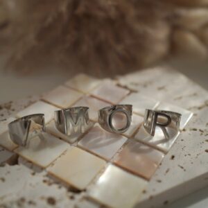 ANILLO LETRA INICIAL ANCHO (PLATEADO)