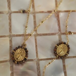 COLLAR Y PULSERA VIRGEN MARRON